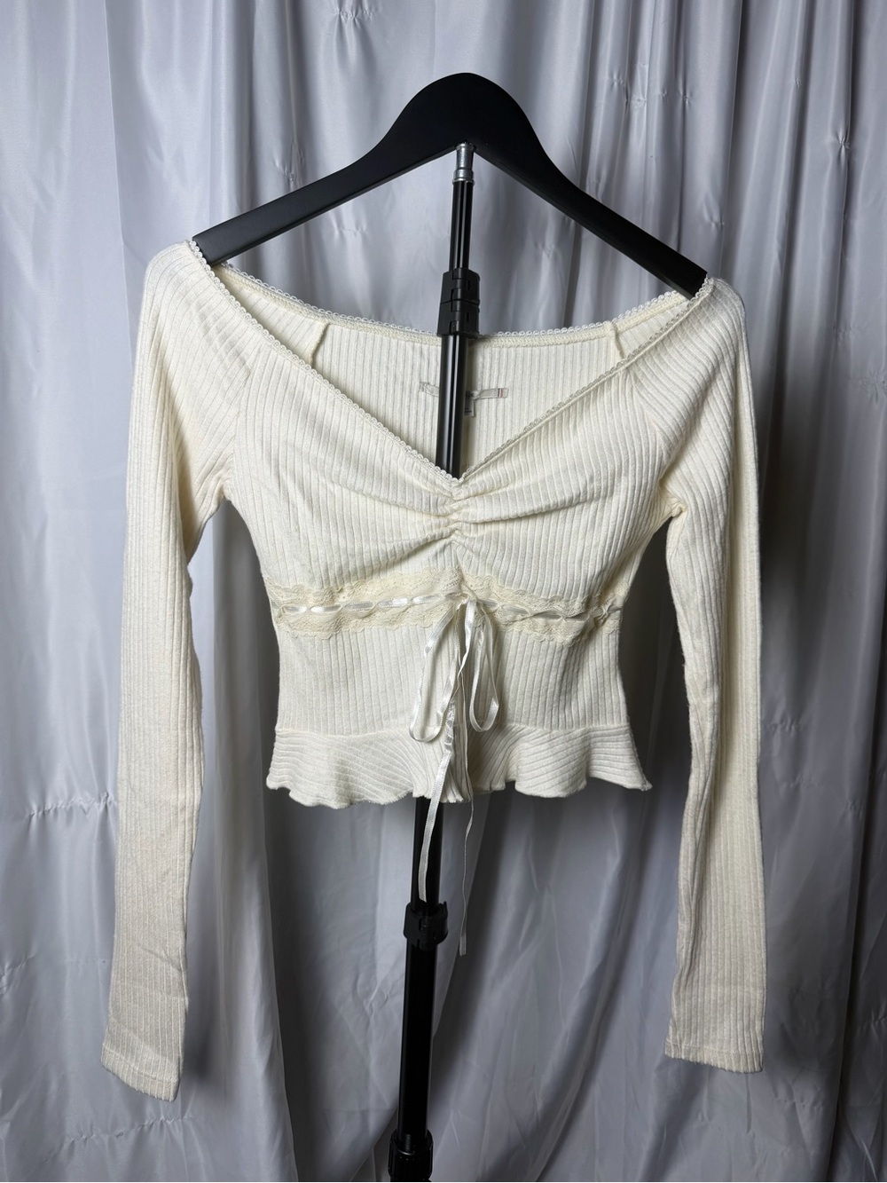 Kimchi Blue Lace-Trim Ruched Ribbed Top – Small – Ivory